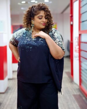 RJ Malishka Instagram - Aao Huzoor tumko …. Styled by : @srishti_k 
The starry 👗: @bykaveri @lovebykaveri 
The Cinderella Shoes : @thecaistore. 📸 : @shadabrazaa 
The event: Interviews for #freedomatmidnight streaming now on Sony Liv