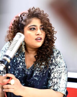 RJ Malishka Instagram - Aao Huzoor tumko …. Styled by : @srishti_k 
The starry 👗: @bykaveri @lovebykaveri 
The Cinderella Shoes : @thecaistore. 📸 : @shadabrazaa 
The event: Interviews for #freedomatmidnight streaming now on Sony Liv