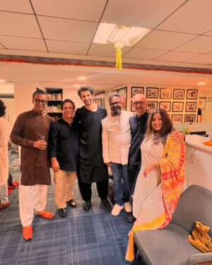 RJ Malishka Instagram - FAM wali Diwali:) Thankyou @emmayentertainment and @nikkhiladvani for more than one fab thing this Season 😄❤️❤️❤️The Diwali party is definitely one of them. The other we shall let the world discover soon. What a lovely eve with colleagues of a different era❤️ and with the ones who encouraged our endeavour after a glimpse❤️❤️❤️All of them are in these photos 😄
#happydiwali