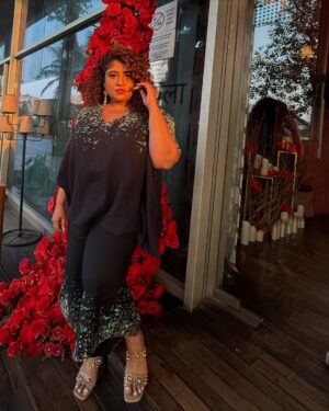 RJ Malishka Instagram - Aao Huzoor tumko …. Styled by : @srishti_k 
The starry 👗: @bykaveri @lovebykaveri 
The Cinderella Shoes : @thecaistore. 📸 : @shadabrazaa 
The event: Interviews for #freedomatmidnight streaming now on Sony Liv