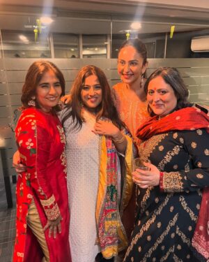 RJ Malishka Instagram - FAM wali Diwali:) Thankyou @emmayentertainment and @nikkhiladvani for more than one fab thing this Season 😄❤️❤️❤️The Diwali party is definitely one of them. The other we shall let the world discover soon. What a lovely eve with colleagues of a different era❤️ and with the ones who encouraged our endeavour after a glimpse❤️❤️❤️All of them are in these photos 😄
#happydiwali