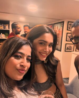 RJ Malishka Instagram - FAM wali Diwali:) Thankyou @emmayentertainment and @nikkhiladvani for more than one fab thing this Season 😄❤️❤️❤️The Diwali party is definitely one of them. The other we shall let the world discover soon. What a lovely eve with colleagues of a different era❤️ and with the ones who encouraged our endeavour after a glimpse❤️❤️❤️All of them are in these photos 😄
#happydiwali