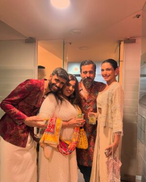 RJ Malishka Instagram - FAM wali Diwali:) Thankyou @emmayentertainment and @nikkhiladvani for more than one fab thing this Season 😄❤️❤️❤️The Diwali party is definitely one of them. The other we shall let the world discover soon. What a lovely eve with colleagues of a different era❤️ and with the ones who encouraged our endeavour after a glimpse❤️❤️❤️All of them are in these photos 😄
#happydiwali