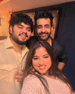 RJ Malishka Instagram - FAM wali Diwali:) Thankyou @emmayentertainment and @nikkhiladvani for more than one fab thing this Season 😄❤️❤️❤️The Diwali party is definitely one of them. The other we shall let the world discover soon. What a lovely eve with colleagues of a different era❤️ and with the ones who encouraged our endeavour after a glimpse❤️❤️❤️All of them are in these photos 😄
#happydiwali