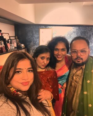 RJ Malishka Instagram - FAM wali Diwali:) Thankyou @emmayentertainment and @nikkhiladvani for more than one fab thing this Season 😄❤️❤️❤️The Diwali party is definitely one of them. The other we shall let the world discover soon. What a lovely eve with colleagues of a different era❤️ and with the ones who encouraged our endeavour after a glimpse❤️❤️❤️All of them are in these photos 😄
#happydiwali