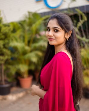 RK Dhanusha Instagram - உன் கையில் என்னை தந்து தோள் சாய்கிறேன்❤️🕊️

PC 📸 @jascaptures_ ✨