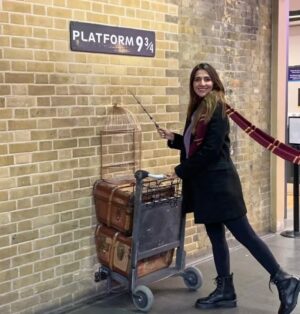 Rabab Hashim Instagram - Hogwarts here I come! 🪄 ✨️😍

#KingscrossStation #HarryPotter #platform9¾