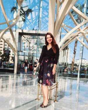 Rabab Hashim Instagram - That one perfect day when everything feels just right and you realize you wouldn't want to change a thing 🖤✨️

📸 My husband taking me by surprise and trying to show off his photography skills and not failing (just this once 😄) @sohaibshamshad

#blessings 🌸