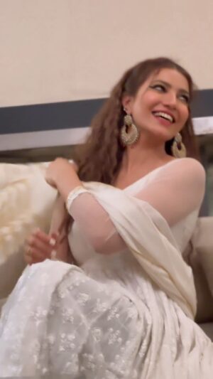 Rabia Butt Instagram - CHAND RAAT mubarik 🫶🏼🫶🏼🫶🏼
Struggle is real for tomorrow wether to wear this or that 😍😍😍 nevertheless love to you all- ❤️

Make up and shot by @habil_mua 
@mohsin.naveed.ranjha 

#rabiabutt