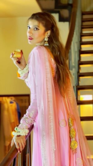 Rabia Butt Instagram - Tum thehro 

Aaj….waqt ko jane dau!!! 💕💕
.
.
.
Video by: @sarajamil4 @saamia23 
Dress by: @raziasultanaofficial 
Make up by: @habil_mua 
.
.
.
#rabiabutt