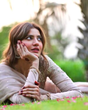 Rabia Butt Instagram - 🤎 Eid ul Adha mabaarik 🤎

-Insights are below 🤍

-Clicked by my favourites @sarajamil4 and @saamia23 🤩🤩

-make up by favourite @habil_mua 🤩

-and this gorgeous mocha dress by my favourite @zuriador 🤩 

And me—your favorite 😍🤩 all favourites in one frama, Alhumdolillah- 🤭

Bohat pyar phool aur dua♥️

#rabiabutt