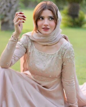 Rabia Butt Instagram - 🤎 Eid ul Adha mabaarik 🤎

-Insights are below 🤍

-Clicked by my favourites @sarajamil4 and @saamia23 🤩🤩

-make up by favourite @habil_mua 🤩

-and this gorgeous mocha dress by my favourite @zuriador 🤩 

And me—your favorite 😍🤩 all favourites in one frama, Alhumdolillah- 🤭

Bohat pyar phool aur dua♥️

#rabiabutt