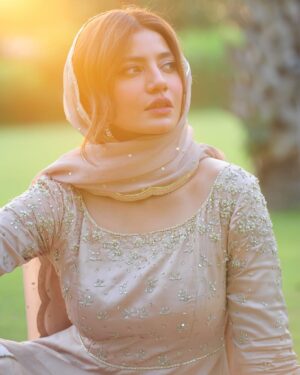 Rabia Butt Instagram - 🤎 Eid ul Adha mabaarik 🤎

-Insights are below 🤍

-Clicked by my favourites @sarajamil4 and @saamia23 🤩🤩

-make up by favourite @habil_mua 🤩

-and this gorgeous mocha dress by my favourite @zuriador 🤩 

And me—your favorite 😍🤩 all favourites in one frama, Alhumdolillah- 🤭

Bohat pyar phool aur dua♥️

#rabiabutt