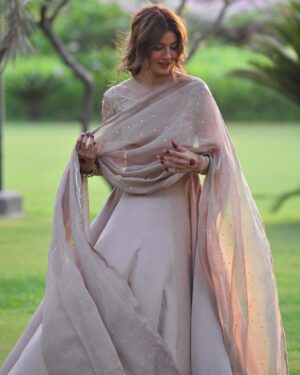 Rabia Butt Instagram - 🤎 Eid ul Adha mabaarik 🤎

-Insights are below 🤍

-Clicked by my favourites @sarajamil4 and @saamia23 🤩🤩

-make up by favourite @habil_mua 🤩

-and this gorgeous mocha dress by my favourite @zuriador 🤩 

And me—your favorite 😍🤩 all favourites in one frama, Alhumdolillah- 🤭

Bohat pyar phool aur dua♥️

#rabiabutt