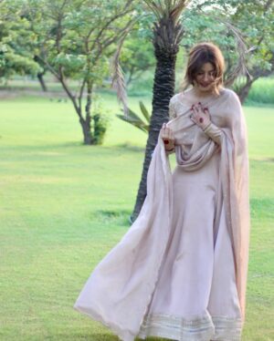 Rabia Butt Instagram - 🤎 Eid ul Adha mabaarik 🤎

-Insights are below 🤍

-Clicked by my favourites @sarajamil4 and @saamia23 🤩🤩

-make up by favourite @habil_mua 🤩

-and this gorgeous mocha dress by my favourite @zuriador 🤩 

And me—your favorite 😍🤩 all favourites in one frama, Alhumdolillah- 🤭

Bohat pyar phool aur dua♥️

#rabiabutt
