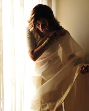 Rabia Butt Instagram - Eid e Qurbaan mubarik ♥️ Qurbaaan ♥️

-Photographed by my favorite @sarajamil4 & @saamia23 🤩

-Make up @habil_mua 🤩

-And the saree, this cotton ivory dream sari was made by @zoniaanwaarofficial in literally two days. 🤩

-Images selection by my favorite khala @huma_sharif 🤗 another series of pictures coming real soon. Ufff It was so hard to even pick these 10🙂‍↔️ 

-God i’m blessed with such good people in my life. Alhumdulillah and Eid Mubarak once again 🤍♥️

#rabiabutt