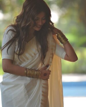 Rabia Butt Instagram - Eid e Qurbaan mubarik ♥️ Qurbaaan ♥️

-Photographed by my favorite @sarajamil4 & @saamia23 🤩

-Make up @habil_mua 🤩

-And the saree, this cotton ivory dream sari was made by @zoniaanwaarofficial in literally two days. 🤩

-Images selection by my favorite khala @huma_sharif 🤗 another series of pictures coming real soon. Ufff It was so hard to even pick these 10🙂‍↔️ 

-God i’m blessed with such good people in my life. Alhumdulillah and Eid Mubarak once again 🤍♥️

#rabiabutt
