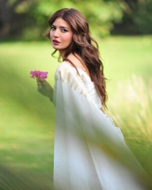 Rabia Butt Instagram - Humming this while posting this🤍

Wearing @zoniaanwaarofficial 
Make up & hair @habil_mua 
Shot by @sarajamil4 & @saamia23