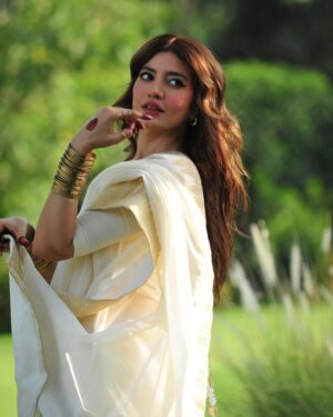 Rabia Butt Instagram - Humming this while posting this🤍

Wearing @zoniaanwaarofficial 
Make up & hair @habil_mua 
Shot by @sarajamil4 & @saamia23