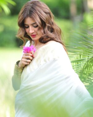Rabia Butt Instagram - Humming this while posting this🤍

Wearing @zoniaanwaarofficial 
Make up & hair @habil_mua 
Shot by @sarajamil4 & @saamia23