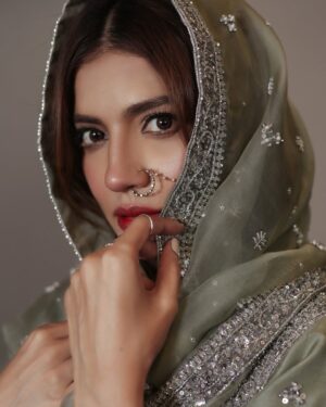 Rabia Butt Instagram - ‎ 
کھلے دریچے کے پیچھے دو آنکھیں جھانکتی ہیں-

Insights
Wearing @alimsfashionhouse 
Photographed by @waqar_ahmed_butt 

#rabiabutt