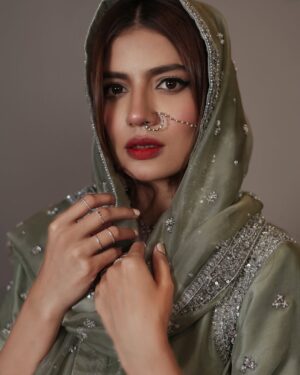 Rabia Butt Instagram - ‎ 
کھلے دریچے کے پیچھے دو آنکھیں جھانکتی ہیں-

Insights
Wearing @alimsfashionhouse 
Photographed by @waqar_ahmed_butt 

#rabiabutt