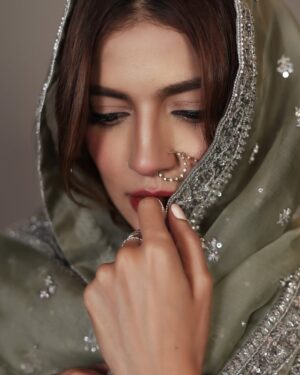 Rabia Butt Instagram - ‎ 
کھلے دریچے کے پیچھے دو آنکھیں جھانکتی ہیں-

Insights
Wearing @alimsfashionhouse 
Photographed by @waqar_ahmed_butt 

#rabiabutt