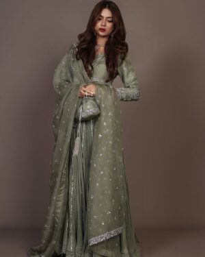 Rabia Butt Instagram - ‎ 
کھلے دریچے کے پیچھے دو آنکھیں جھانکتی ہیں-

Insights
Wearing @alimsfashionhouse 
Photographed by @waqar_ahmed_butt 

#rabiabutt