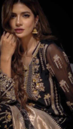 Rabia Butt Instagram - Sanjh festive collection by @razabdesignofficial is giving the true vibe of festivity. 
Make sure to add this in your festive wardrobe.

Sanjh festive collection:
https://shorturl.at/WDzzi

Videographer @waqar_ahmed_butt

#rabiabutt