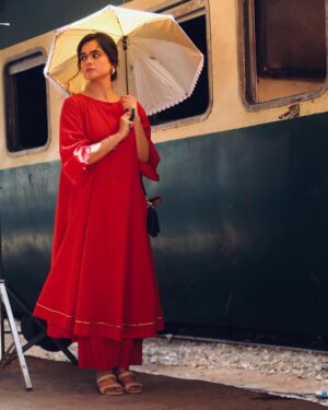 Rabya Kulsoom Instagram - 1st picture: When i see food but can't have it.
2nd picture: When i see food but can't have it.
3rd picture: Khanaa khaaun ya shot karaun?! 
.
.
#BTS #Bharam #ComingSoon #RamshaTheRedFlag
.
.
@bigbangentertainment2.0