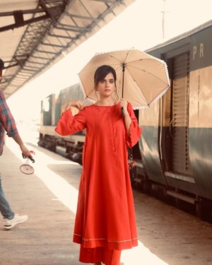 Rabya Kulsoom Instagram - 1st picture: When i see food but can't have it.
2nd picture: When i see food but can't have it.
3rd picture: Khanaa khaaun ya shot karaun?! 
.
.
#BTS #Bharam #ComingSoon #RamshaTheRedFlag
.
.
@bigbangentertainment2.0