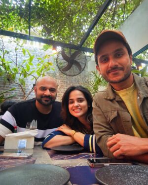 Rabya Kulsoom Instagram - - Yeh hamari shadi karakay gaya tha, AAJ WAPAS AYA HAI 💫
.
.
Thank you for the picture @rasikhismailkhan Sir 🫡❤️