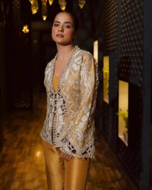 Rabya Kulsoom Instagram - - Alfa it is 💫
.#NewAlfaMall #BankAlfalah #BNPL #AlfaMallFashionShow 

@bank_alfalah @alfabybankalfalah 
.
.
Ensemble : @saniamaskatiya 
Shot: @abdul.saqibfilms 
Coordination: @danishmaqsood1 
Hair n Makeup: @sparksalonpk