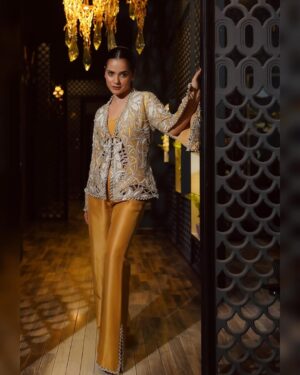 Rabya Kulsoom Instagram - - Alfa it is 💫
.#NewAlfaMall #BankAlfalah #BNPL #AlfaMallFashionShow 

@bank_alfalah @alfabybankalfalah 
.
.
Ensemble : @saniamaskatiya 
Shot: @abdul.saqibfilms 
Coordination: @danishmaqsood1 
Hair n Makeup: @sparksalonpk