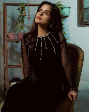 Rabya Kulsoom Instagram - - 🖤
.
.
Styling: @danishmaqsood1 
Shot: @abdul.saqibfilms 
Dress: @lulusaronline