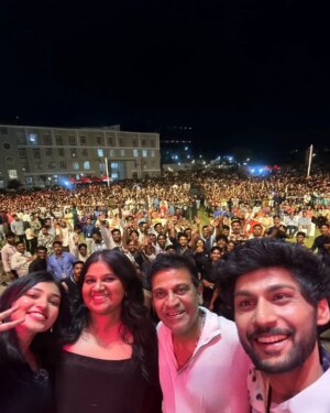 Rachana Inder Instagram - Taranga was FIRE! 🔥 
#Firefly team had an absolute blast promoting our film at @dayanandasagaruniversityblr. Thanks to the phenomenal crowd for the love and support 🫶

#InTheNight 
@nivedithasrk @vamshi_krishna_s_m
@shrimutthucineservices @charanraj27185 @abhilash_kalathi  @action_arjun @aanandaaudio @deevyareddy @niduvalli @harisharasu_pro @sudharanigovardhan @rachana.inder @isheetalshetty @jayaramsm @suresh.656 @chirag.urs.m @kamath_varadaraj @rahul_choreographer_ @the_biglittle @unicographix

#Smcs #FireflyTheMovie #anandaudio