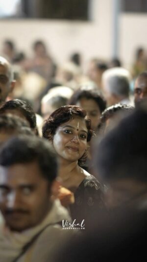 Rachana Narayanankutty Instagram - കഴിഞ്ഞ വർഷത്തിന്റെ ബാക്കി പകർത്താനായി ഗുരുവായൂരപ്പൻ ഒരുക്കി വച്ച കാഴ്ചകളായിരുന്നു ഇത്‌.

അവർ വരുന്നു.. ആടുന്നു, പാടുന്നു തിരികെ പോകുന്നു..
ഗുരുപവനപുരി പതിയെ മറ്റൊരു ലോകമാകുന്നു.