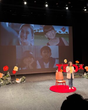 Rachel Amanda Instagram - Setelah sebulan lebih bikin draft untuk struktur, materi, lalu harus masuk RS tapi kepikiran draft   follow up meeting, meeting ditengah pilek, memastikan bahwa materiku beneran ada isinya, sampai pas talks masih bindeng, akhirnya bisa bilang: Thanks for coming to my TED talk @tedxui 🤣❤️

Terima kasih kepada kurator-ku @vindytiatira yang sudah membantuku memantau tulisanku sebulan ini, meyakinkanku bahwa talks-ku punya manfaat bagi orang lain. Terima kasih juga untuk seluruh teman-teman speakers lain serta seluruh tim @tedxui yang berbaik hati memfasilitasi kami 🫶🏻

Tentu juga berterima kasih untuk suami yang hadir untuk mendukungku meski dalam keadaan kurang fit @narawastu 🥹 lopyu 

Dan, terima kasih semua yang sudah hadir kemarin. Semoga ada kesempatan berbagi lagi di lain waktu. 🙋🏻‍♀️💛