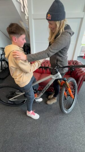Rachel Atherton Instagram - A Surprise new bike day to remember !!🥹🥹😍 @superflycody & parents, @athertonbikes 
it was such an honour to do this for Cody & I think ill remember it forever! Joining the Family with this surprise , what a moment, properly made us all tearful 😍🥰😘 I know you’re gunna rip it mate, start slowly & build up, cheers to that surprise! 👋#athertonbikes 
.
@athertonbikes 
@athertonbikesowners