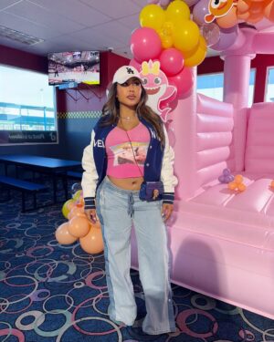 Rada Cheang Instagram - Bumps and pumps don’t go together. My feet were swollen by the end of the day…..are we supposed to wear sneakers and flats? Ladies, what are your favorite pair of shoes through out your mommy to be season? 👠👟🥿