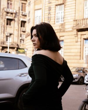 Rajshri Deshpande Instagram - 🖤

सो गए लोग उस हवेली के
एक खिड़की मगर खुली है अभी

तुम तो यारो अभी से उठ बैठे
शहर में रात जागती है अभी

वक़्त अच्छा भी आएगा 'नासिर'
ग़म न कर ज़िंदगी पड़ी है अभी

नासिर काज़मी
