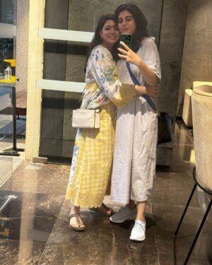 Rajshri Deshpande Instagram - Light of my life my sweetheart my dearest @aratikadav happy birthday 😘
Can’t explain the love because words won’t be enough. 
Looking back to our 15 years of lives then not just holding hands or standing up for each other in everything but actually being together as a family and celebrating every battle that we fought. 

My darling we have come a long way. Here’s to many more years together cheering and fixing each other up. You know I am your biggest fan for life 💃🫂♥️ 

Since half n hour I was looking at some 500 pictures of ours and couldn’t decide which one is my favourite. Because every picture of ours has best memories.