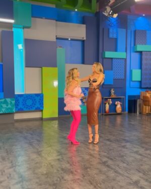 Raquel Bigorra Instagram - Gracias a la familia de @cuentameloyaof siempre un gusto ir a saludarlos. Andamos de promoción con el nuevo show #Diosa. Guarachando Ando en rosa.
Mañana y todo el fin nos vemos en Tamaulipas @alejandrorubi 
#glamteam 
@soymanumakeup 
@antonio.argo 
@soyalanduarte 
#pestañas @studio_vlash