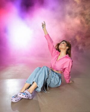 Rasha Thadani Instagram - Holi ka rang, Birangay ka dhang💛🧡💜🩷🩵

Shot by the very talented @deepak_das_photography 
And @isha__mua as amazing as always💋