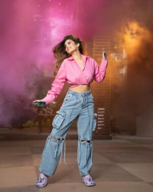 Rasha Thadani Instagram - Holi ka rang, Birangay ka dhang💛🧡💜🩷🩵

Shot by the very talented @deepak_das_photography 
And @isha__mua as amazing as always💋