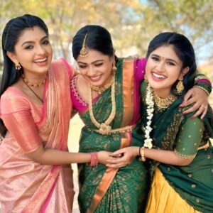 Rashmi Prabhakar Instagram - #Bommarillu .... girls gang 😘🫰😘
Life is short. 
Time is fast. 
No replay, 
No rewind. 
So enjoy every moment as it comes...
.
.
#bommarillu #etvtelugu #serioul #friends #girlsgang❤️ #enjoyeverymoment #smile #behappy #funn #instagood #instafashion #instadaily #instalike #instapic #instamood #instagram