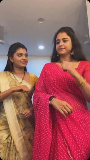 Rashmi Prabhakar Instagram - Shoot atrocities on the sets of Bommarillu 😅😁
Have you heard this song?

#Bommarillu #incharashetty #rashmiprabhakar