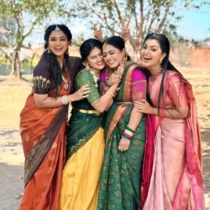 Rashmi Prabhakar Instagram - #Bommarillu .... girls gang 😘🫰😘
Life is short. 
Time is fast. 
No replay, 
No rewind. 
So enjoy every moment as it comes...
.
.
#bommarillu #etvtelugu #serioul #friends #girlsgang❤️ #enjoyeverymoment #smile #behappy #funn #instagood #instafashion #instadaily #instalike #instapic #instamood #instagram