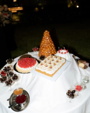 Rasri Balenciaga Instagram - Our christmas dinner at home🥰 
ทำdining table decoration กันเองกับ @marinaemmb  ครั้งแรกด้วย😊 

Catering: @nais_table 
เช่าอุปกรณ์จัดงาน: @glitz_rental