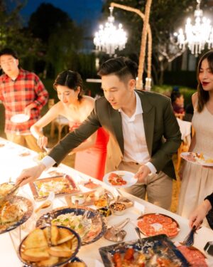 Rasri Balenciaga Instagram - Our christmas dinner at home🥰 
ทำdining table decoration กันเองกับ @marinaemmb  ครั้งแรกด้วย😊 

Catering: @nais_table 
เช่าอุปกรณ์จัดงาน: @glitz_rental